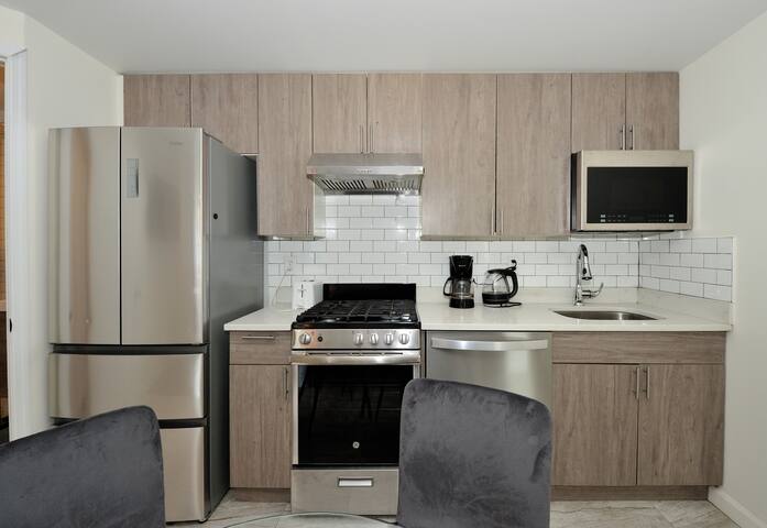 Entire Apartment 3 BR | 2 baths | Steps to Soho gallery image 5