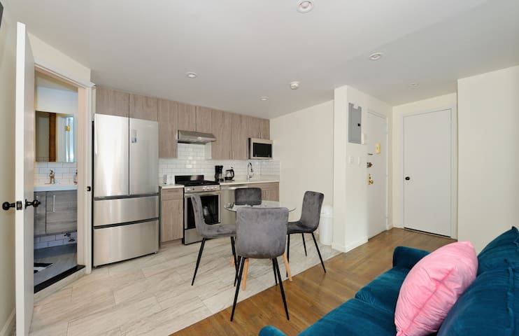 Entire Apartment 3 BR | 2 baths | Steps to Soho gallery image 2