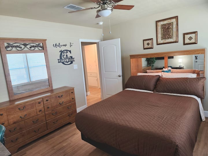 Apartamenti G2 ka një komodinë të madhe dhe KREVAT DOPIO "QUEEN" me kokë të ndriçuar dhe priza shtesë 