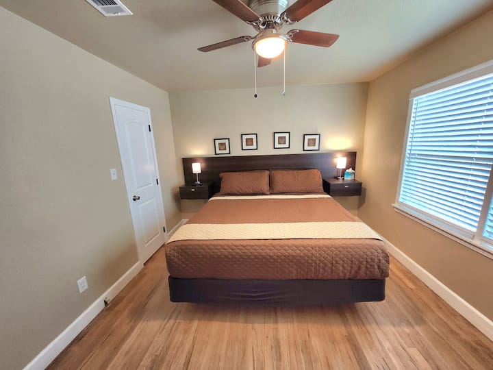 G1 dhomë gjumi me krevat dopio "KING", drita nate me porta USB dhe priza.