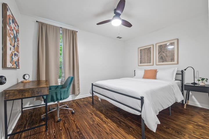 Спалнята, разположена в задната част на дома :)