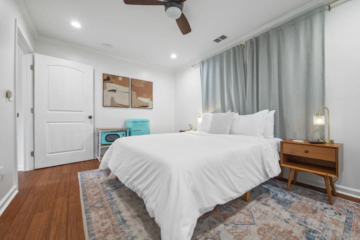 Това ще бъде МАЙСТОРЪТ! Вижте тази комбинация от микровълнова печка и хладилник! Обичам сините невероятни места