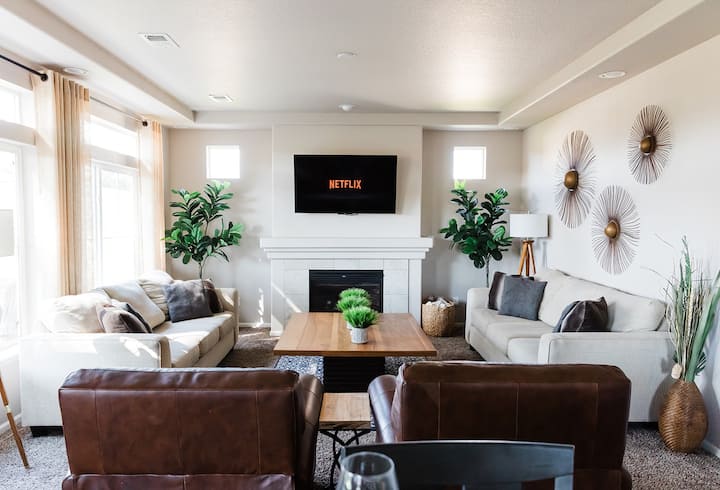 WoodVilla w/Hot Tub, Movie Theater, & Game Room