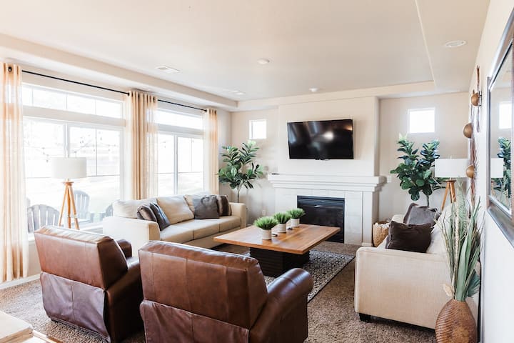 WoodVilla w/Hot Tub, Movie Theater, & Game Room