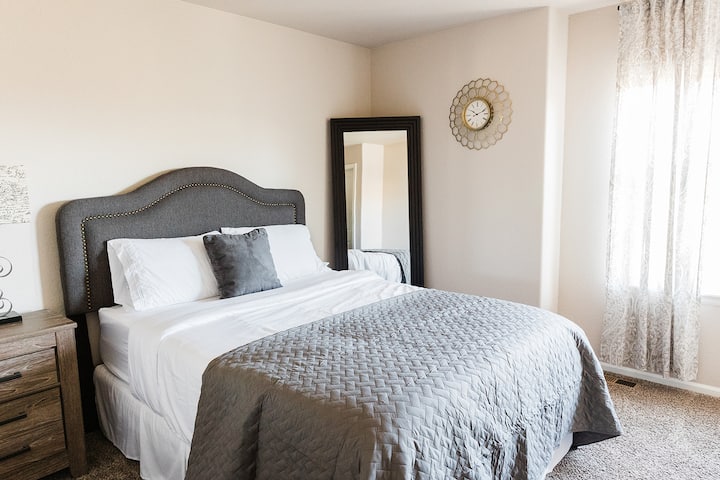 Relájate en esta cómoda habitación con baño privado, perfecto para una estancia relajante.