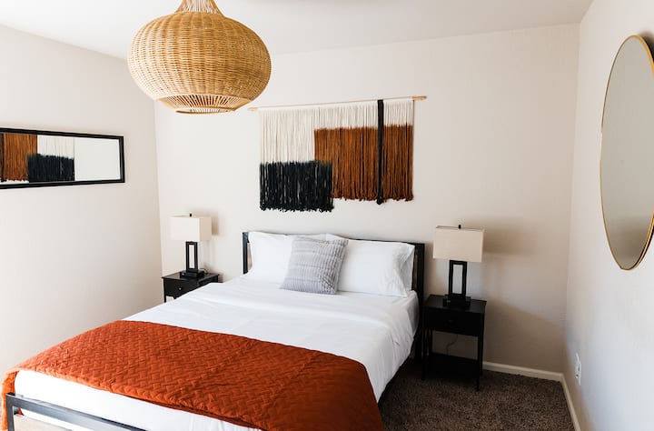 Esta habitación sencilla ofrece un ambiente acogedor y acogedor