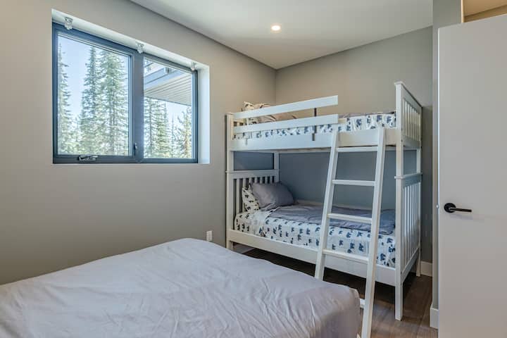  חדר שינה ראשי עם מיטות יחיד/מיטות קומותיים 