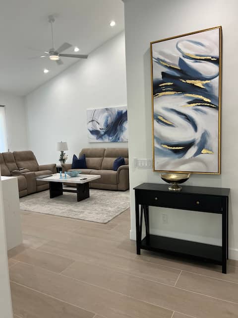 Popular Airbnb listing: Luxury Condo in Palm Valley Country Club in Palm Desert