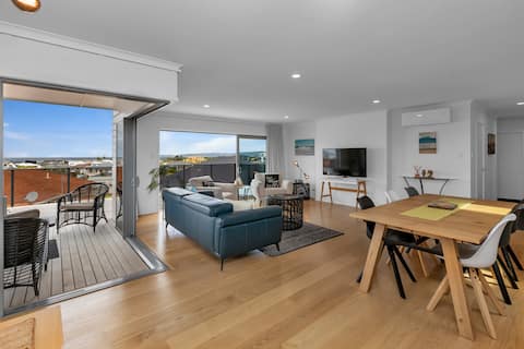Top Airbnb: Tuturu view, sand n surf! in Bream Bay