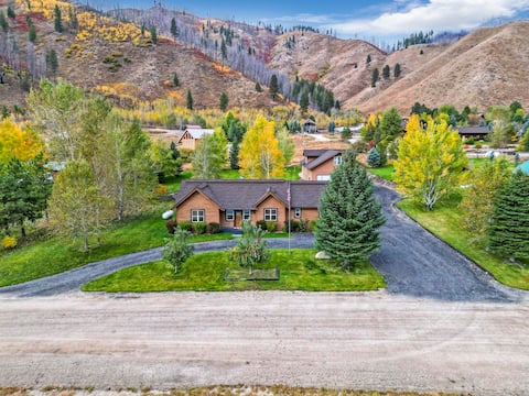 Luxury cabin, Sleeps 14, HOT TUB