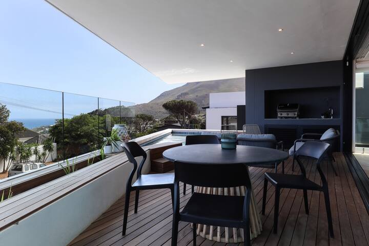 Paradise in Camps Bay:Luxury Villa with Pool&Views gallery image 4