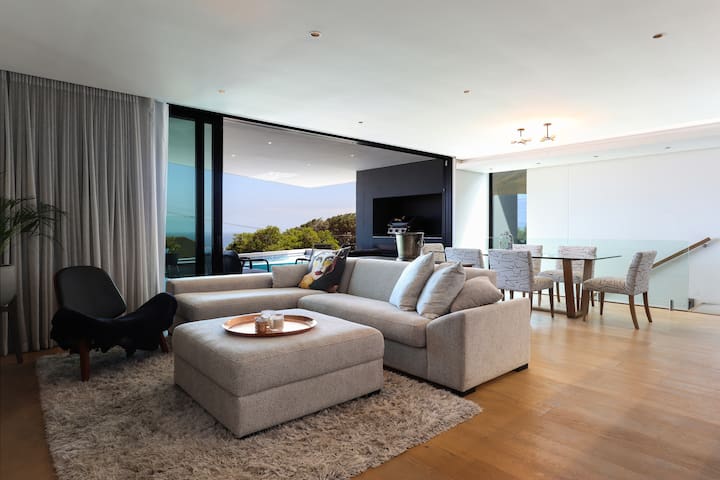Paradise in Camps Bay:Luxury Villa with Pool&Views