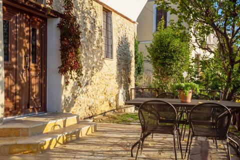 Welcoming house with garden & fantastic lake view