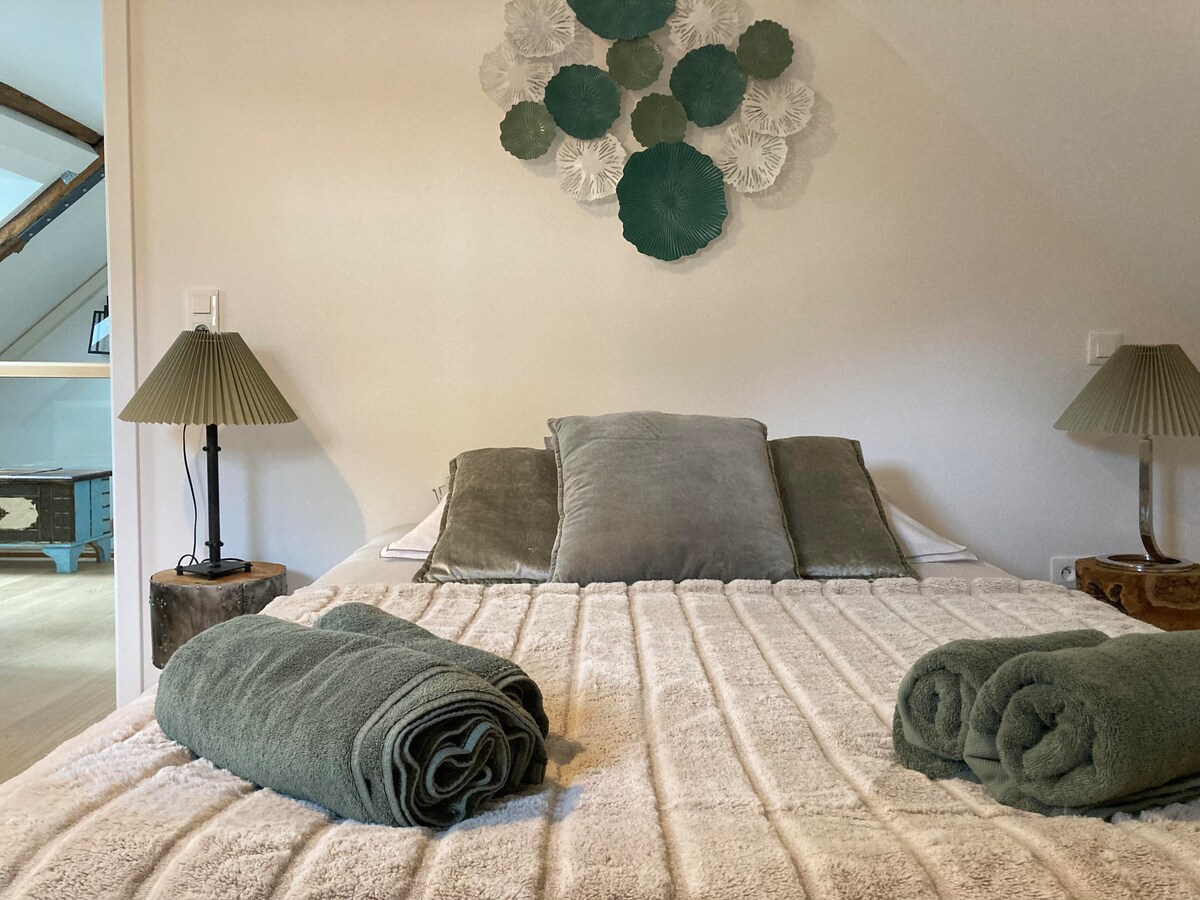 双人卧室位于楼上，配有140厘米x200厘米的床。 