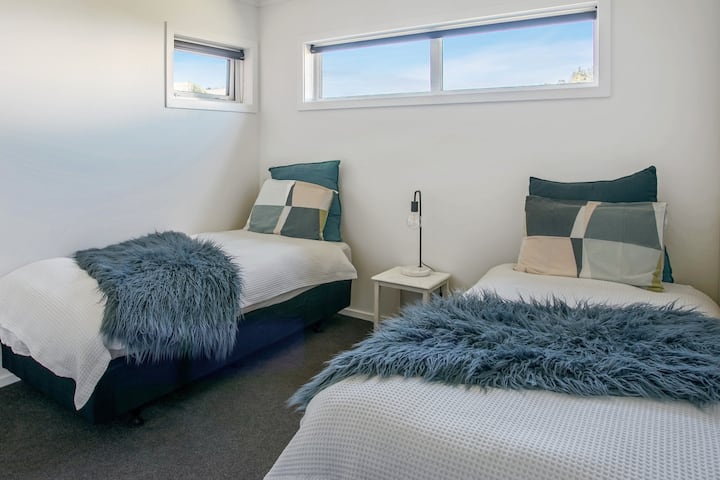 Druhá spálňa má 2 dlhé samostatné postele. Tieto môžu byť nakonfigurované na super kráľa, ak to uprednostňujete. Opýtajte sa nás pri rezervácii.
Šatníková skriňa a koatká, ďalšie prikrývky a vankúše.
