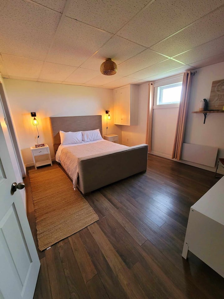 غرفة نوم بسرير واحد بمقاس كبير في الطابق السفلي