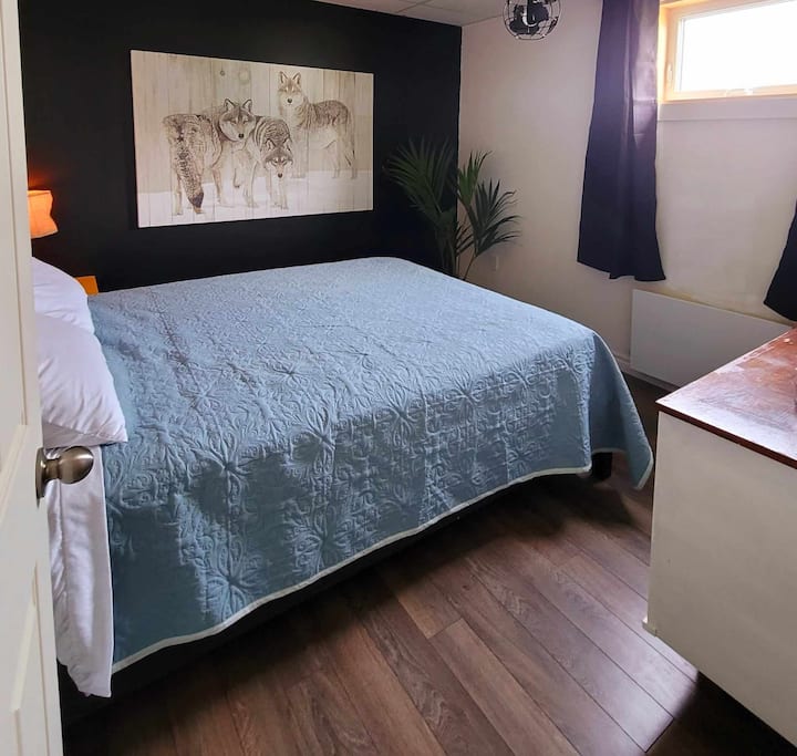 غرفة نوم 3 أسرّة كبيرة في الطابق السفلي