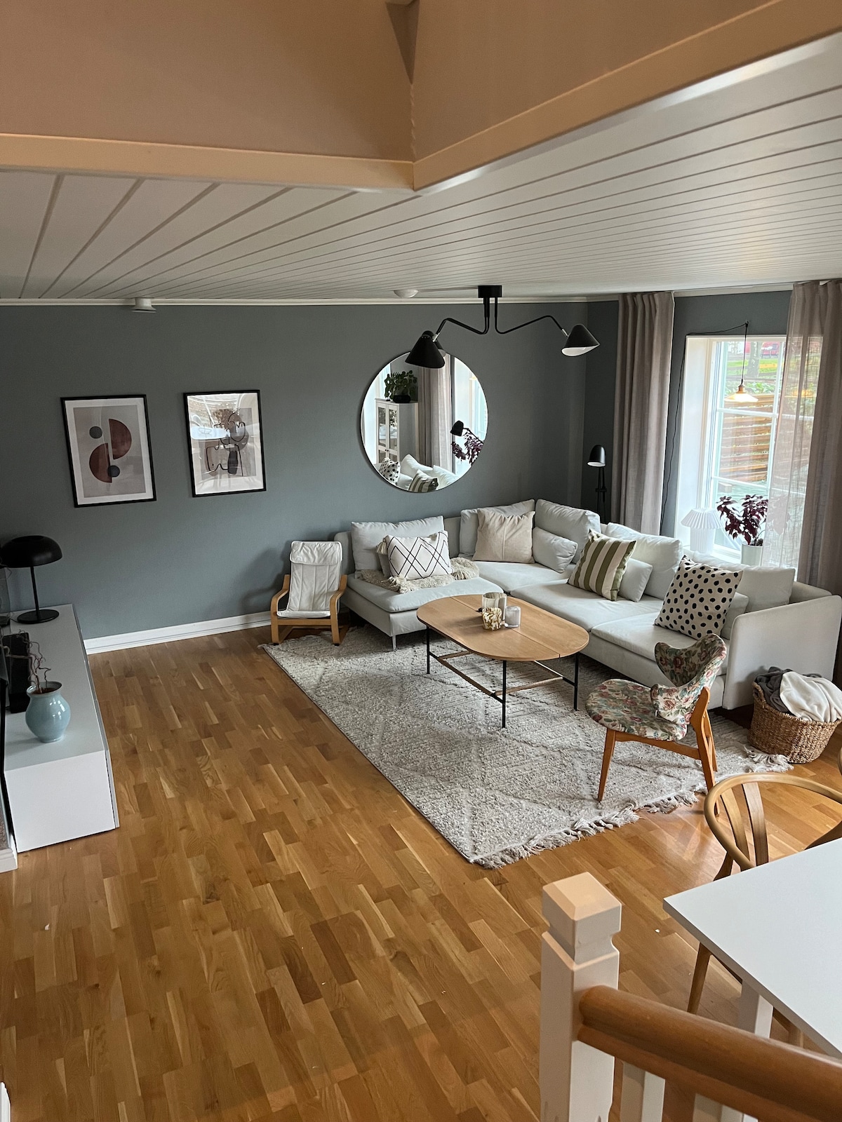 סלון עם Apple TV, מסך 65אינץ '.