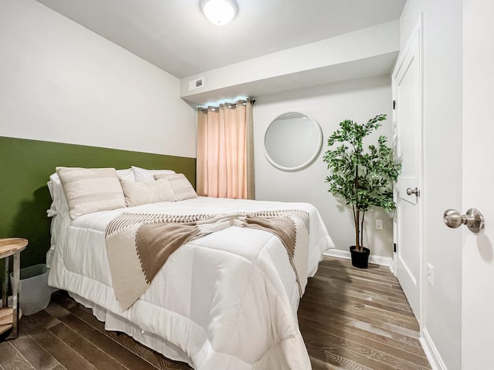 Spálňa 1. Menšia manželská posteľ. 