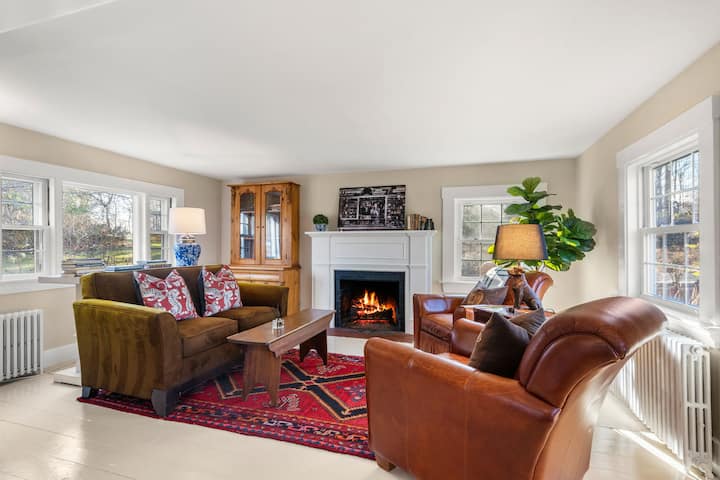 Enchanted Cottage On 5 Acres - Lake Cochituate, MA