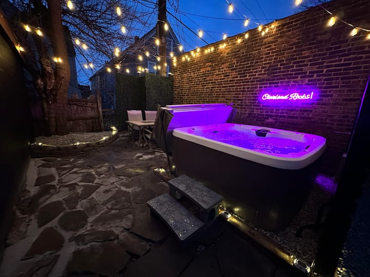 Cle Rocks-Little Italy! W Massage chair/Hot tub #1 - Apartments for ...