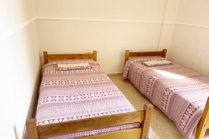 Quarto com duas camas de solteiro. Climatizado. Roupas de cama e banho.