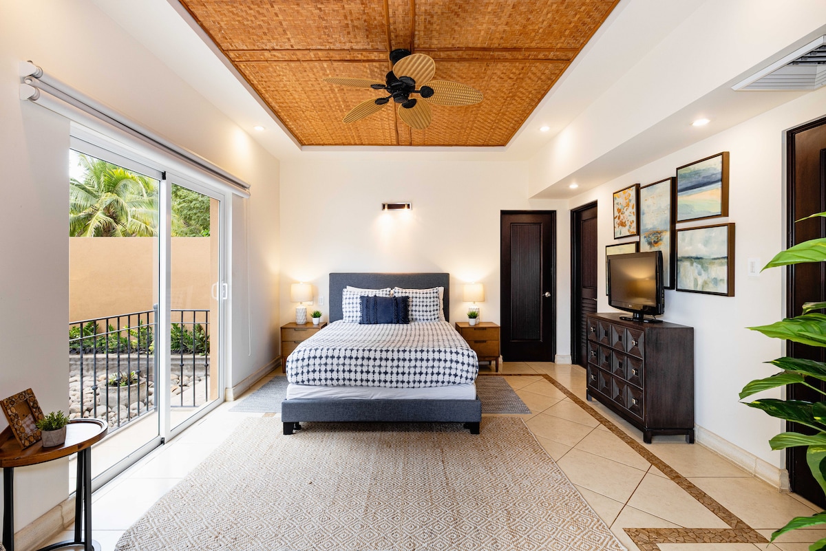 חדר שינה ראשי עם מיטת קווין סייז, ארון הליכה וחדר רחצה פרטי! 