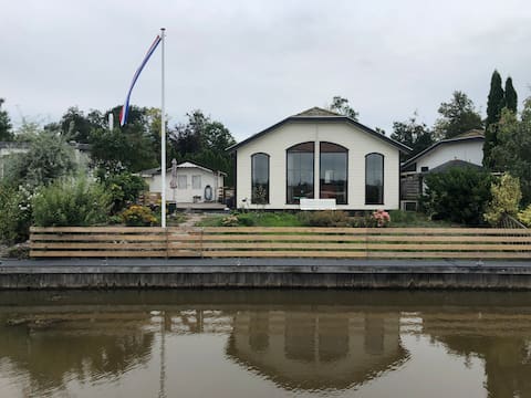 Cottage with garden at the water