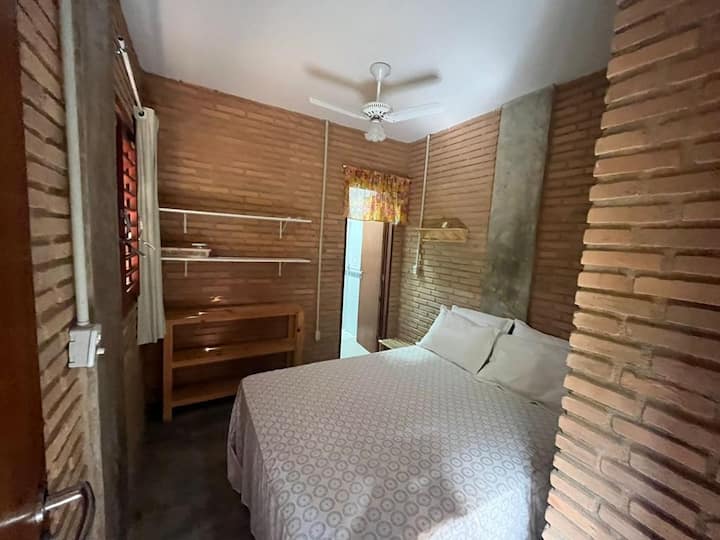 Spavaća soba 4 - jednostavan apartman s 1 bračnim krevetom + klima-uređajem i stropnim ventilatorom