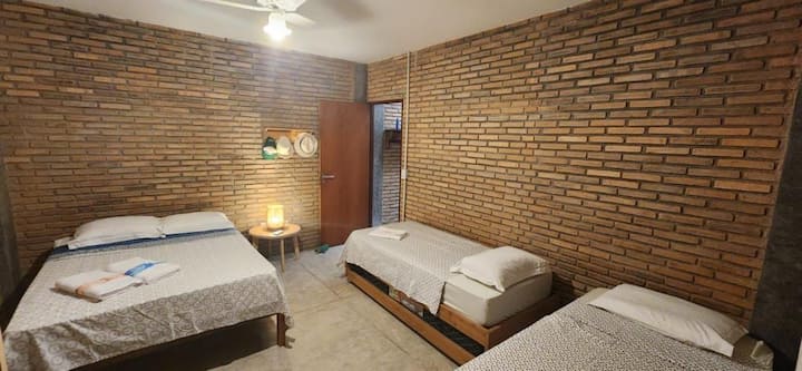 Spavaća soba 2 - 01 bračni krevet + 02 kreveta za jednu osobu + 01 bračni krevet + klima-uređaj i stropni ventilator