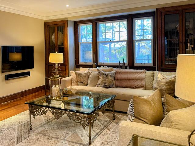 Luxury Toronto Mansion Retreat in Prestigious Area gallery image 2