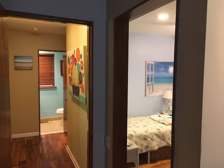 Vchod do spálne Mermaid s 2 samostatnými posteľami, mimo hlavného apartmánu na prízemí.
Na prízemí je toaleta mimo kuchyne, vedľa práčovne a vonkajšieho vchodu do vonkajšej sprchy. 