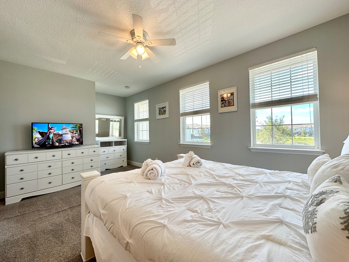 Primarna spavaća soba na drugoj razini s Smart TV-om i kupaonicom s WC-om 