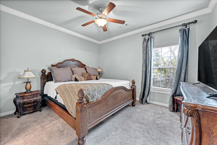 Primarna spavaća soba ima bračni krevet (180x200), TV i apartman u sklopu apartmana.