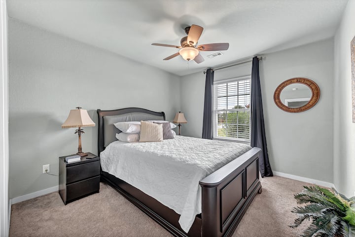 Druga spavaća soba na katu s bračnim krevetom