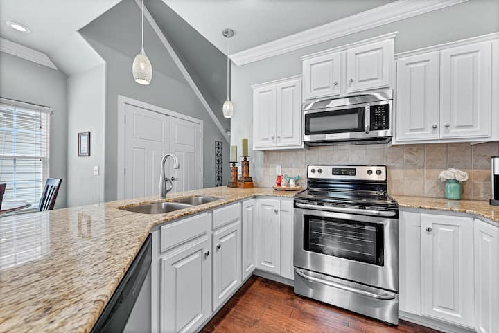 Kuhinja je u potpunosti opremljena uređajima od nehrđajućeg čelika i mnogo posuđa.