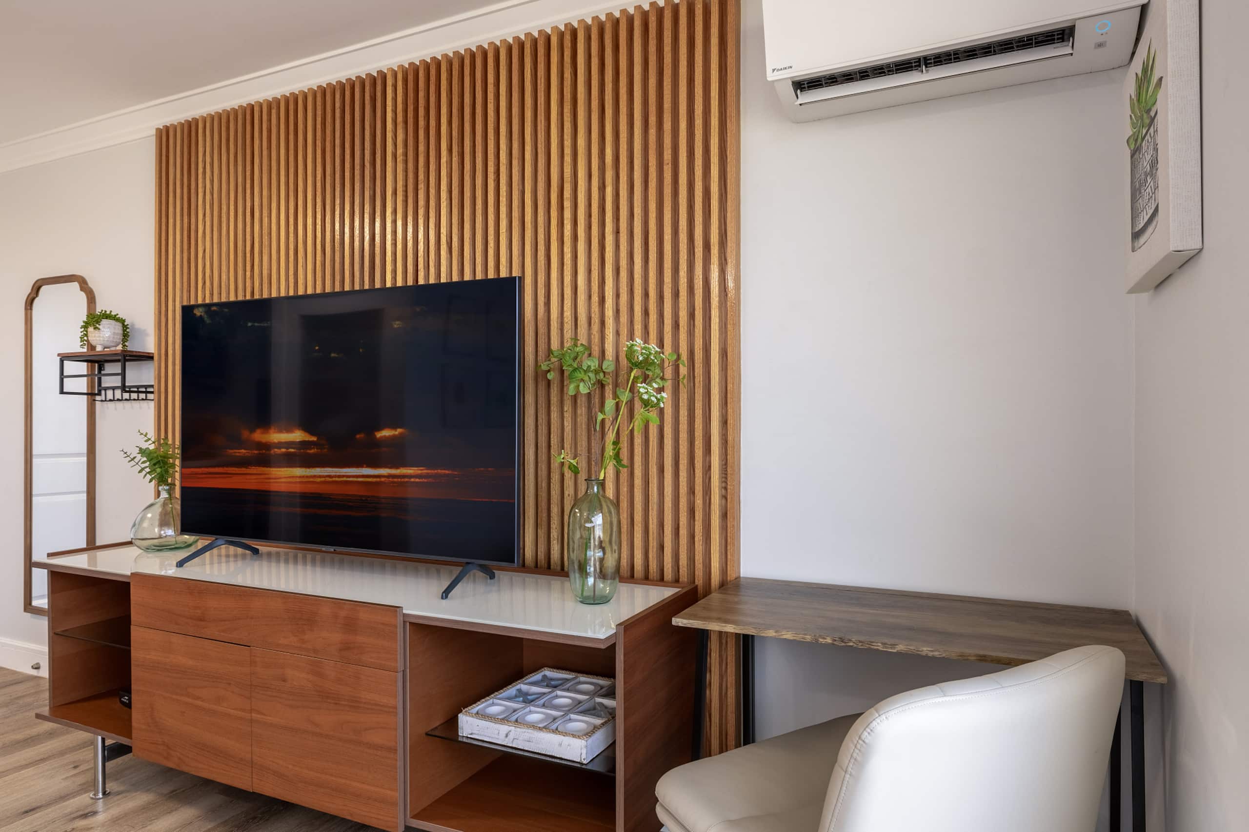 Modern Oasis with Great Canal Mountain View - Image 20