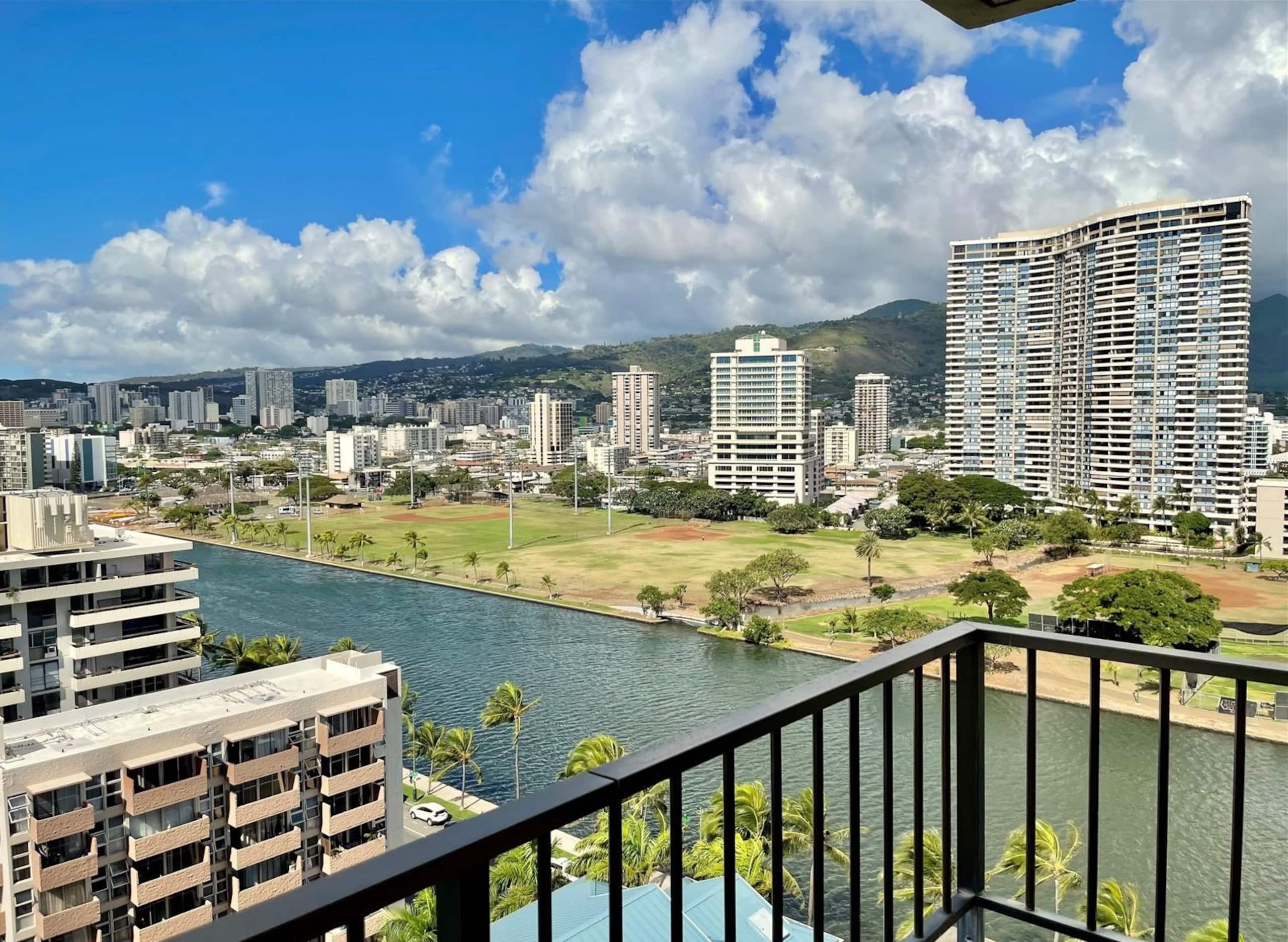 Modern Oasis with Great Canal Mountain View - Image 6