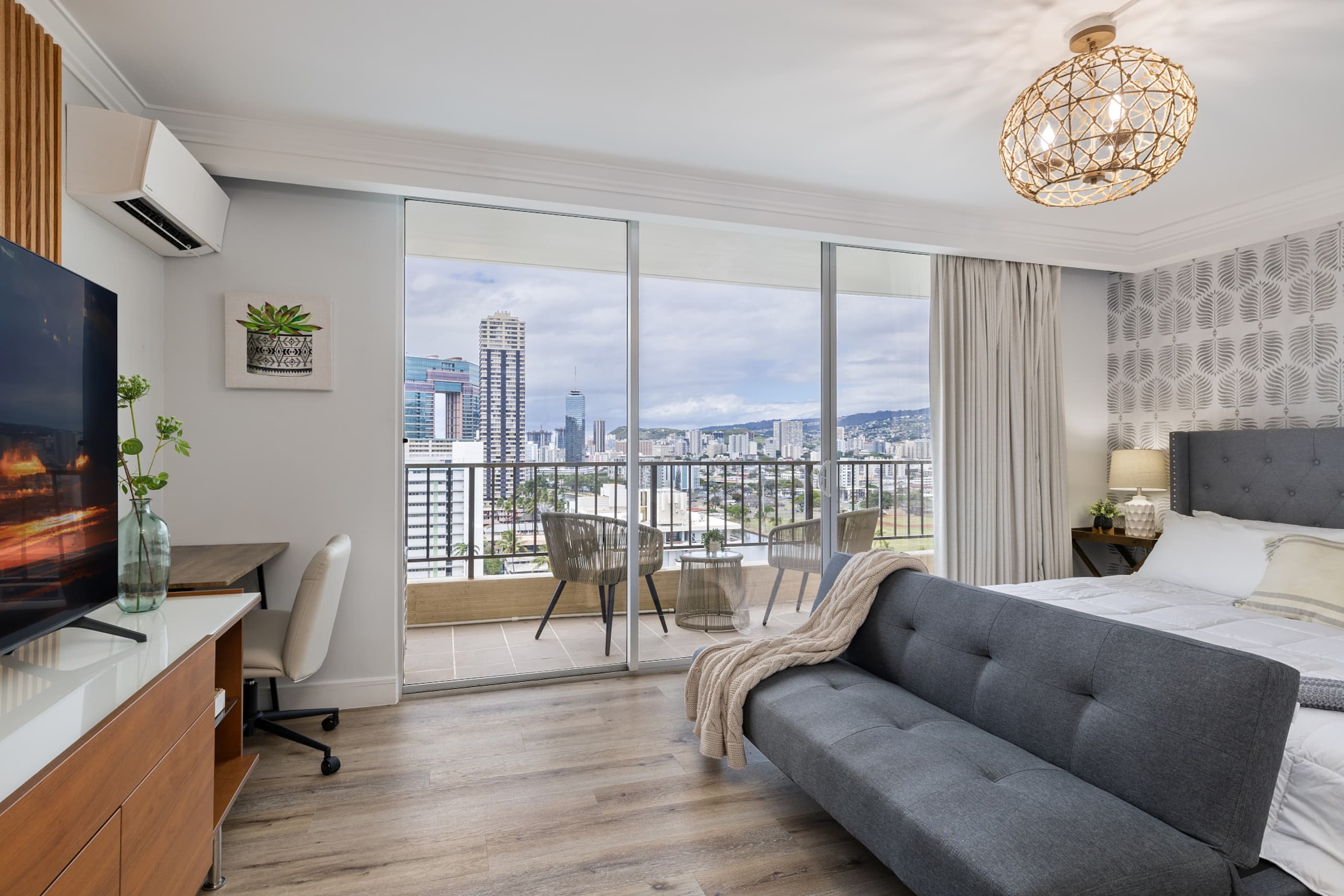 Modern Oasis with Great Canal Mountain View - Image 21