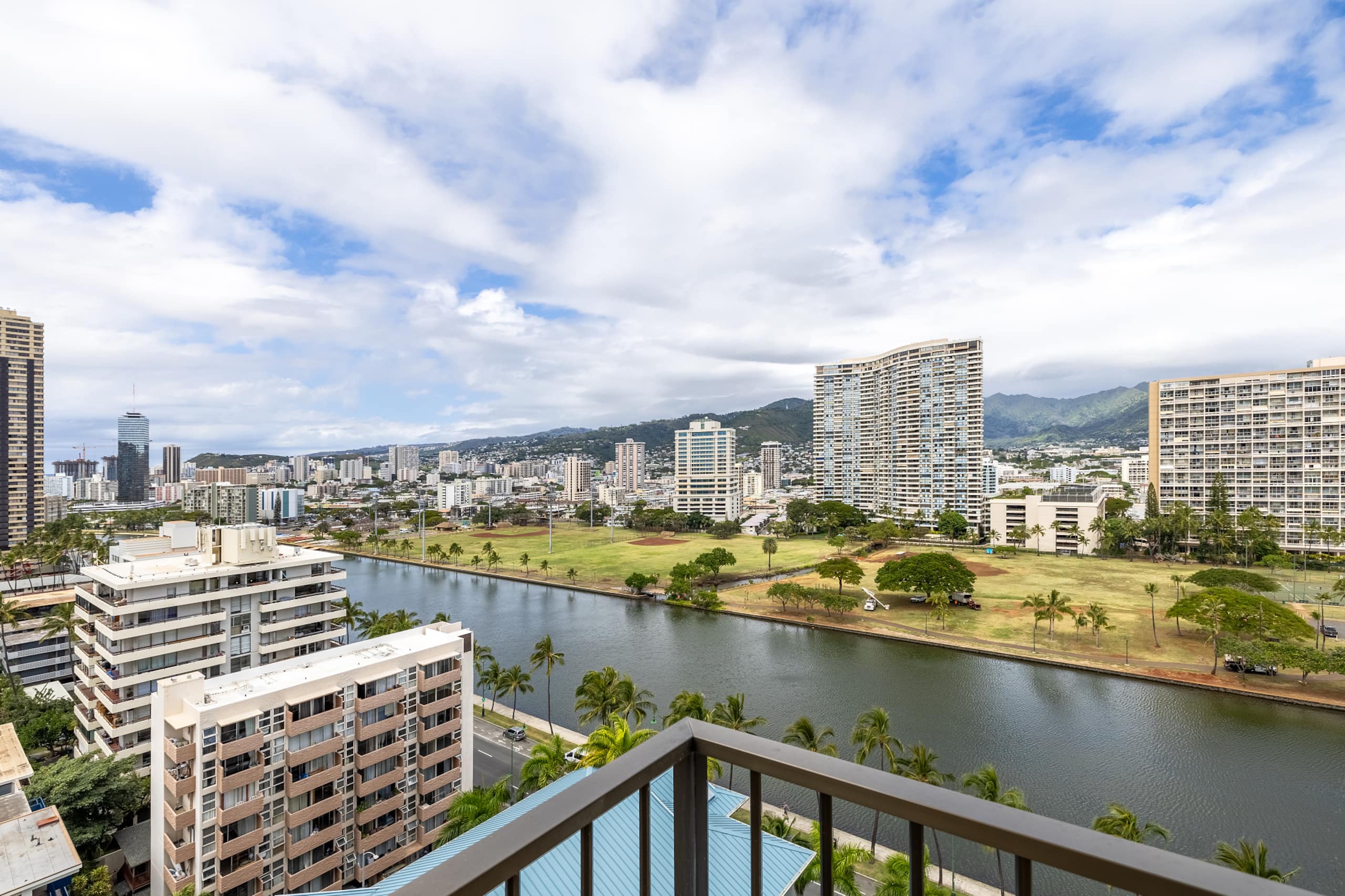 Modern Oasis with Great Canal Mountain View - Image 28