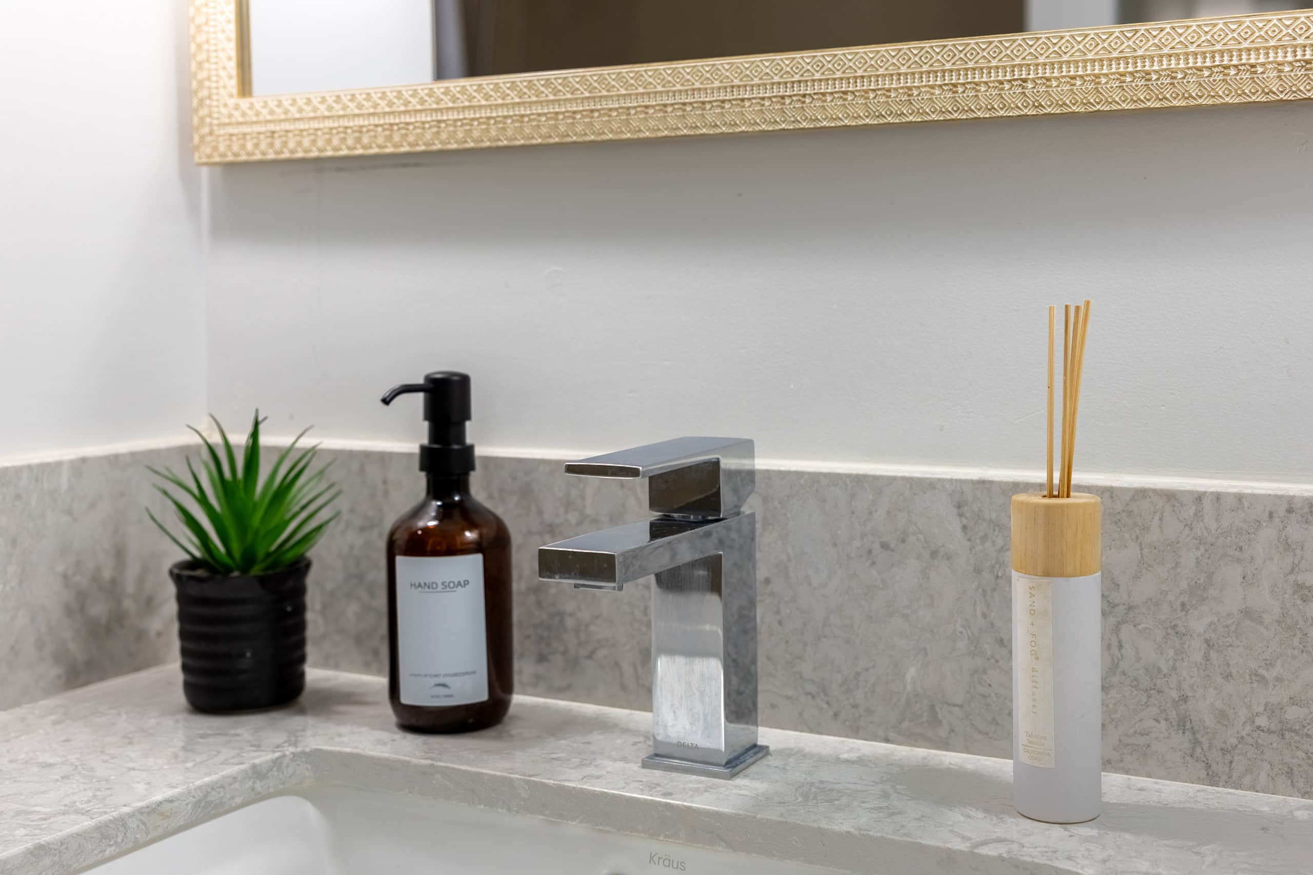 Modern Oasis with Great Canal Mountain View - Image 14