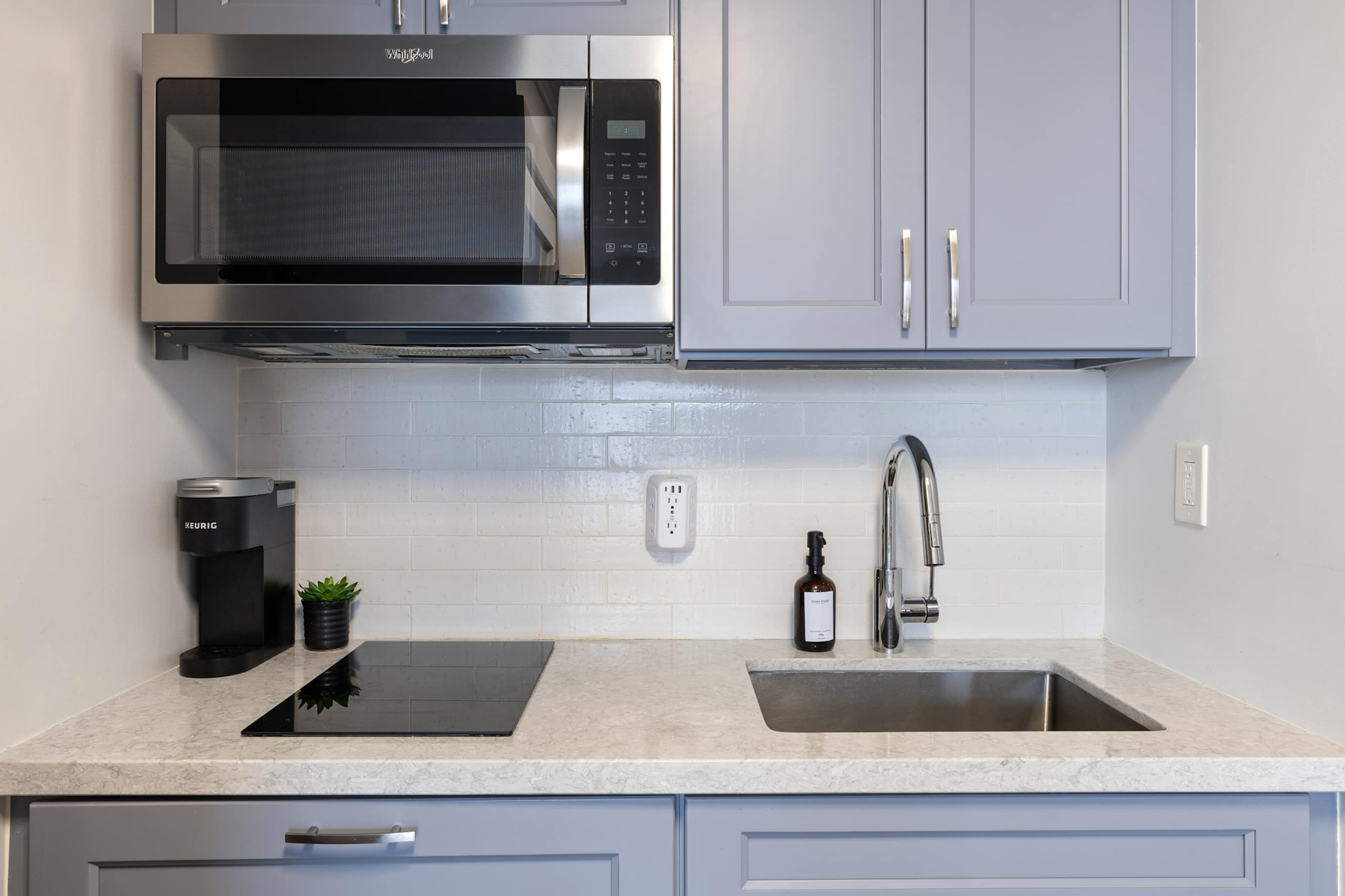 Modern Oasis with Great Canal Mountain View - Image 11