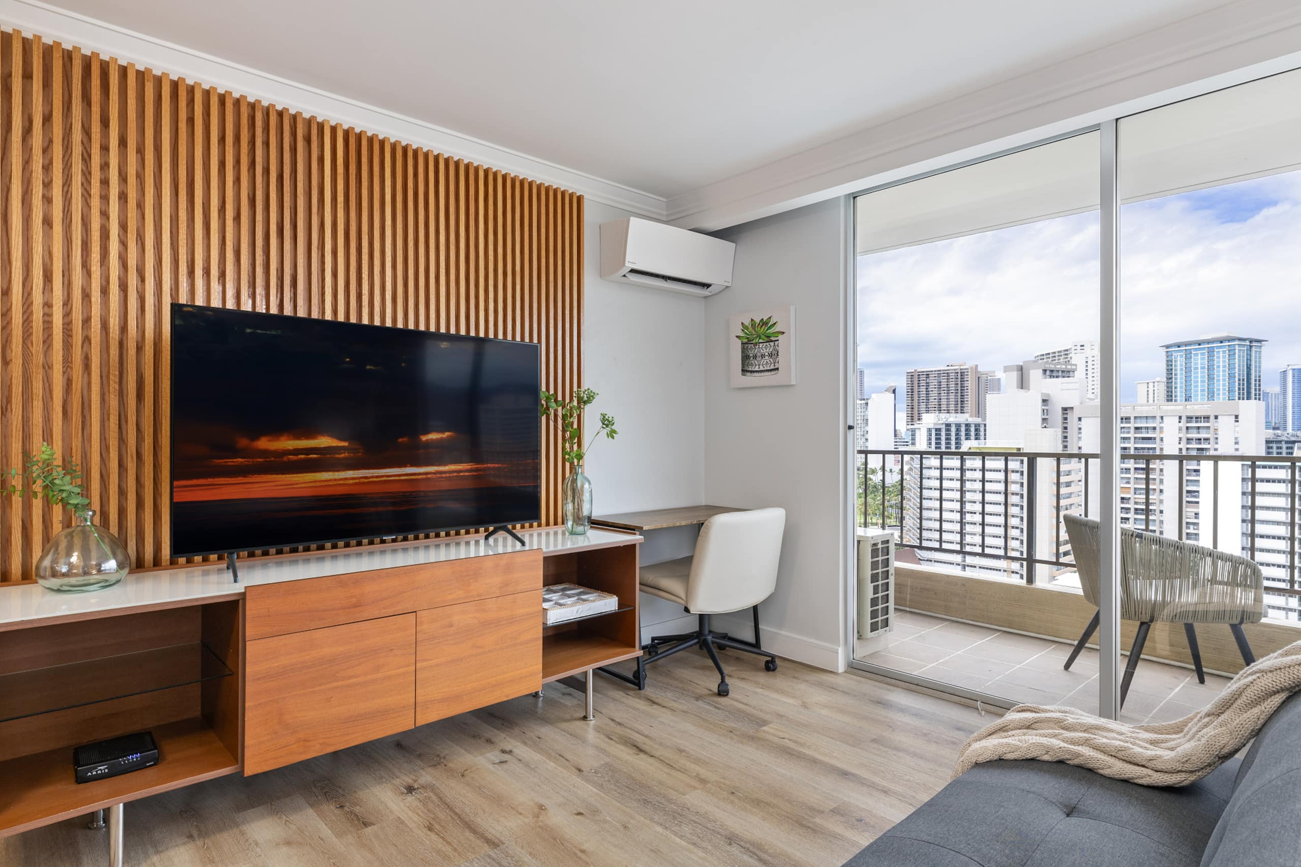 Modern Oasis with Great Canal Mountain View - Image 3
