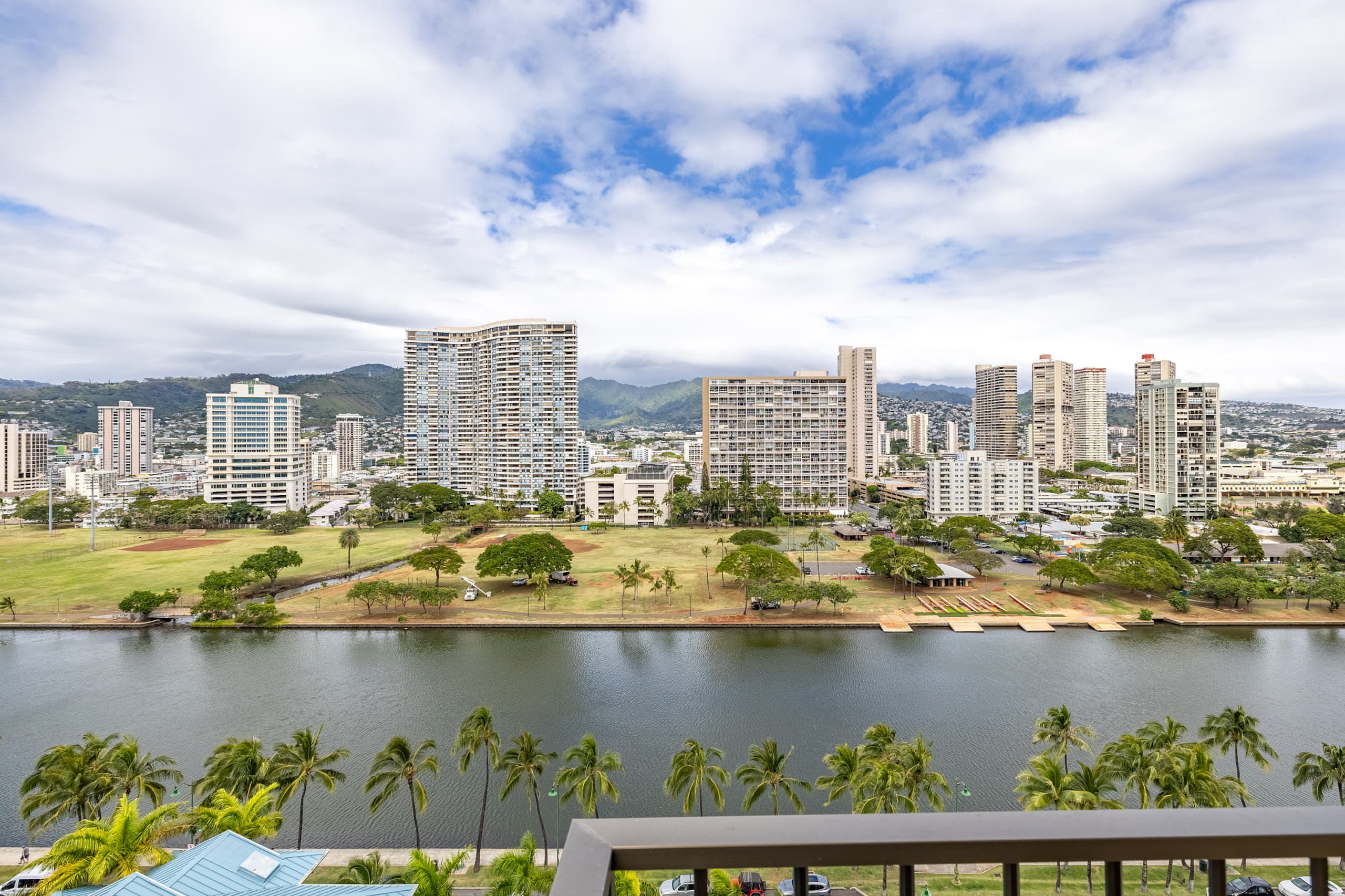 Modern Oasis with Great Canal Mountain View - Image 5