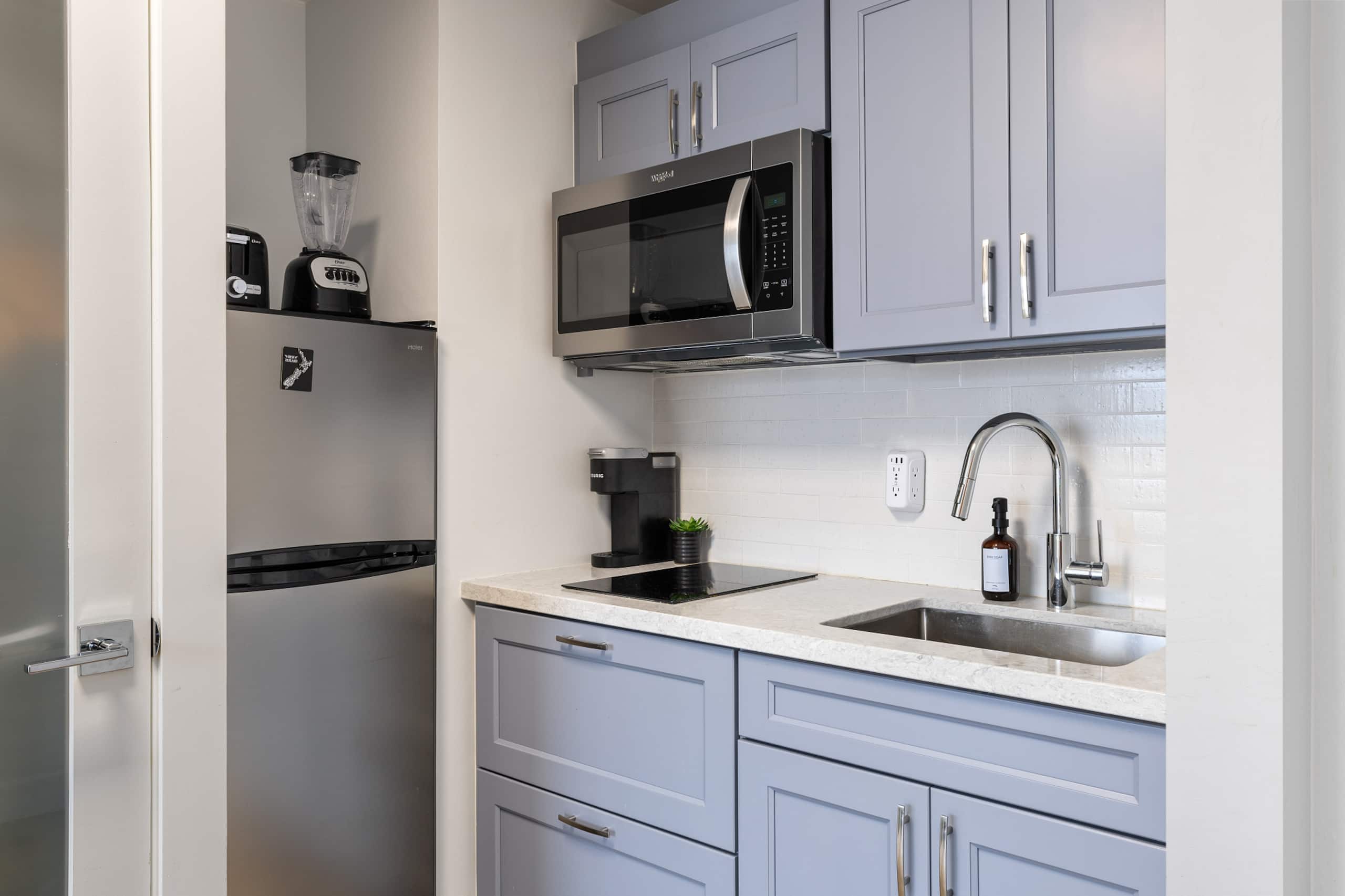 Modern Oasis with Great Canal Mountain View - Image 10