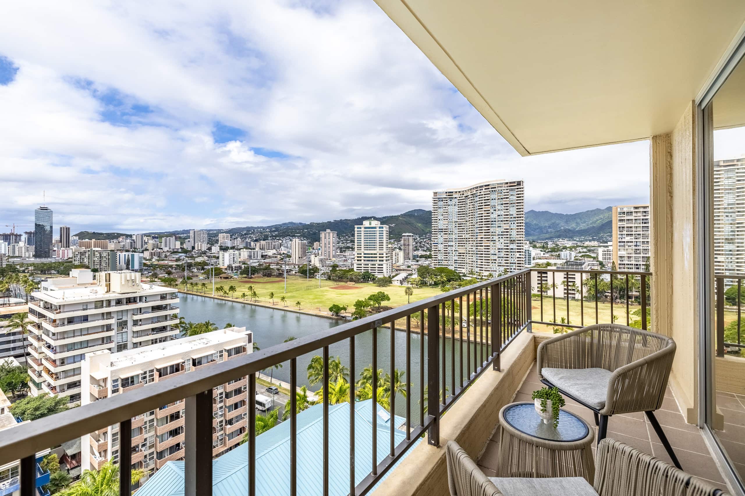 Modern Oasis with Great Canal Mountain View - Image 1