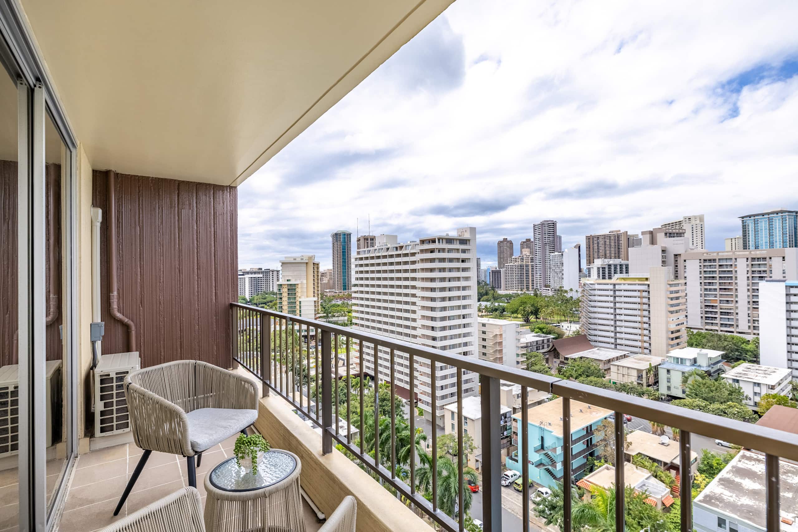 Modern Oasis with Great Canal Mountain View - Image 27
