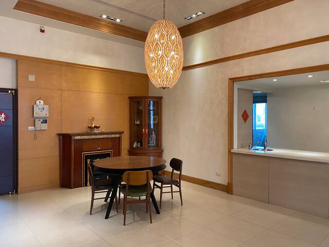 『親子溫馨房』MRT市府站步行五分鐘/230 平方公尺電梯大三房/8人/四床兩衛（備有嬰兒用品） gallery image 3