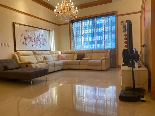 『親子溫馨房』MRT市府站步行五分鐘/230 平方公尺電梯大三房/8人/四床兩衛（備有嬰兒用品）