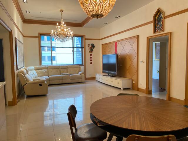 『親子溫馨房』MRT市府站步行五分鐘/230 平方公尺電梯大三房/8人/四床兩衛（備有嬰兒用品） gallery image 2